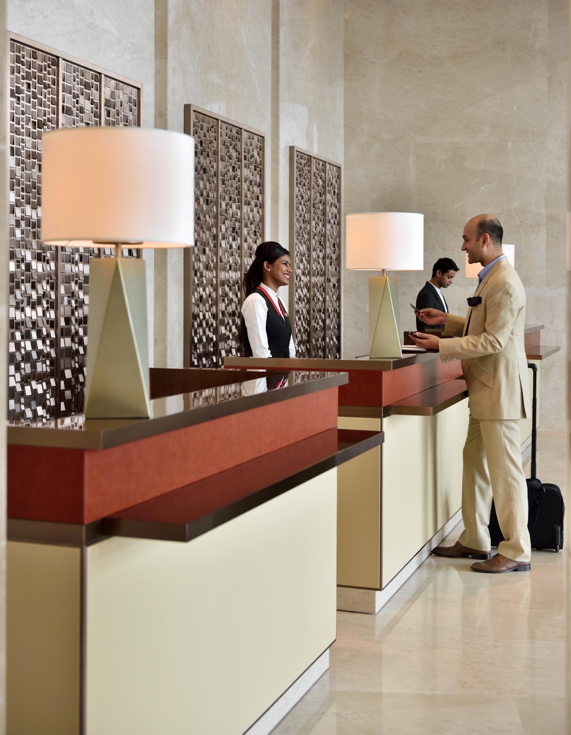 Kochi Marriott Hotel Kültér fotó A hotel receptionist