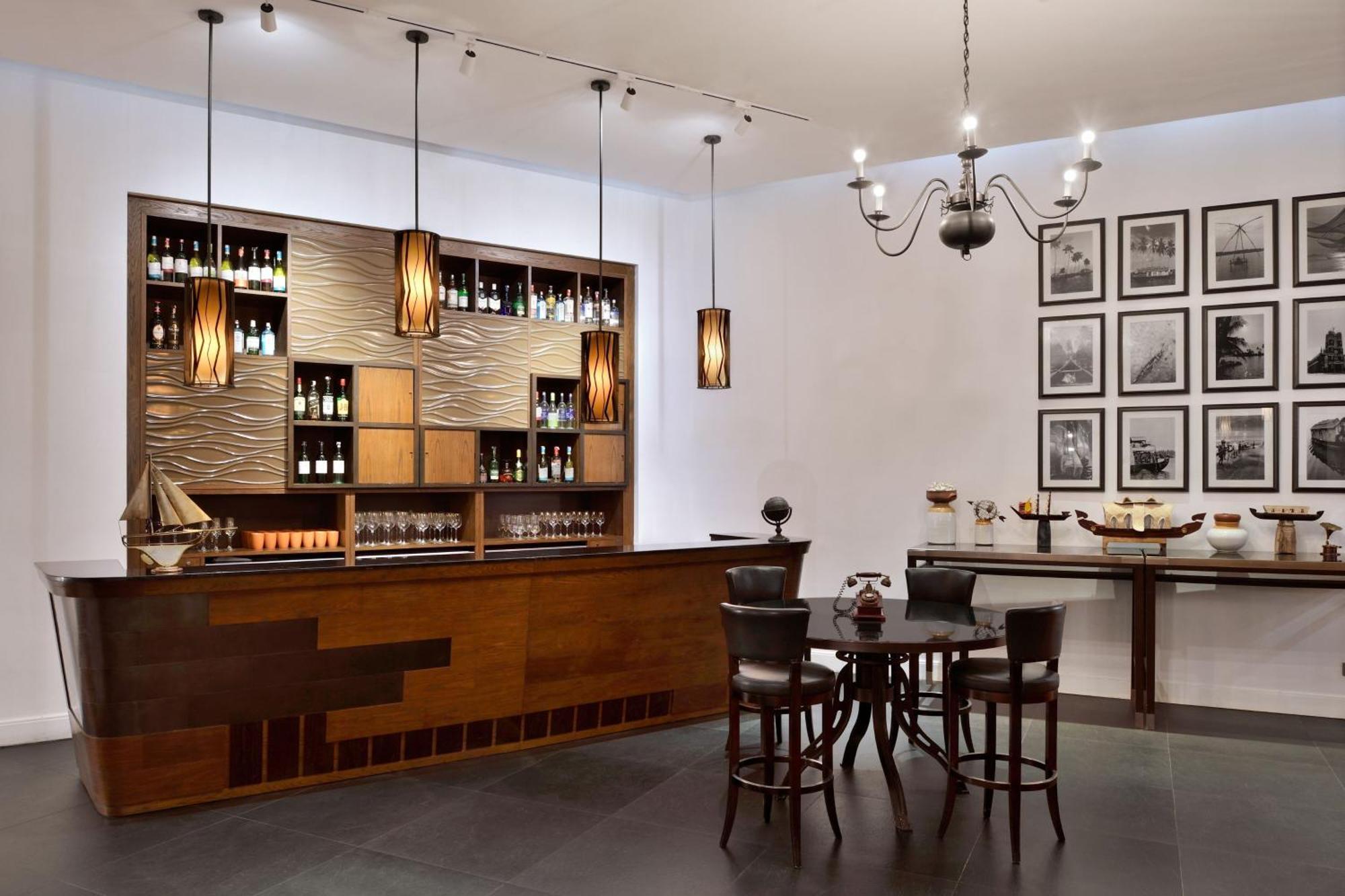 Kochi Marriott Hotel Kültér fotó The Wine Bar