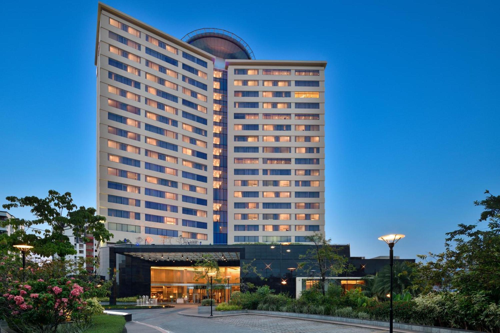 Kochi Marriott Hotel Kültér fotó The hotel in 2016