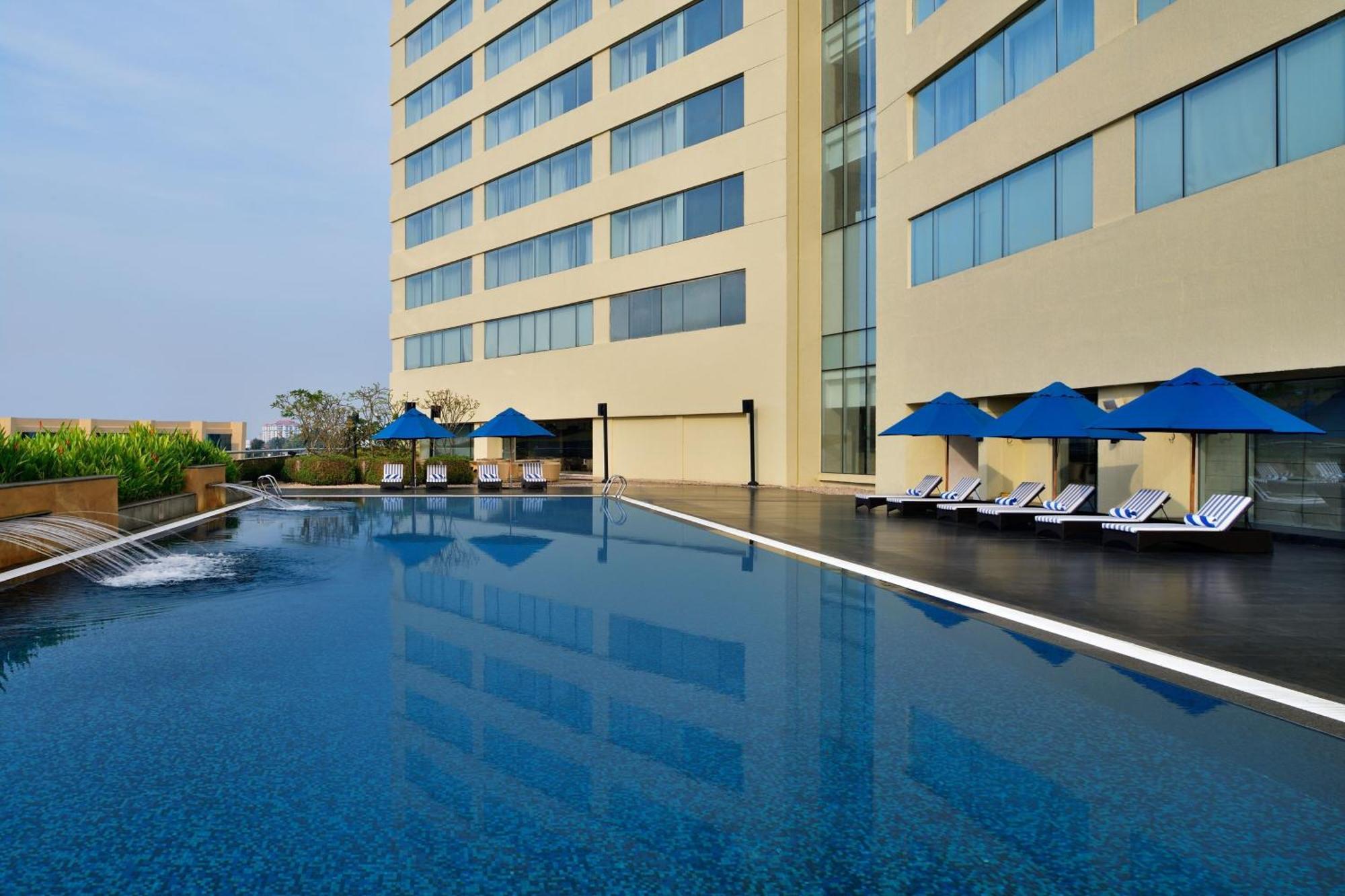 Kochi Marriott Hotel Kültér fotó The pool at the hotel