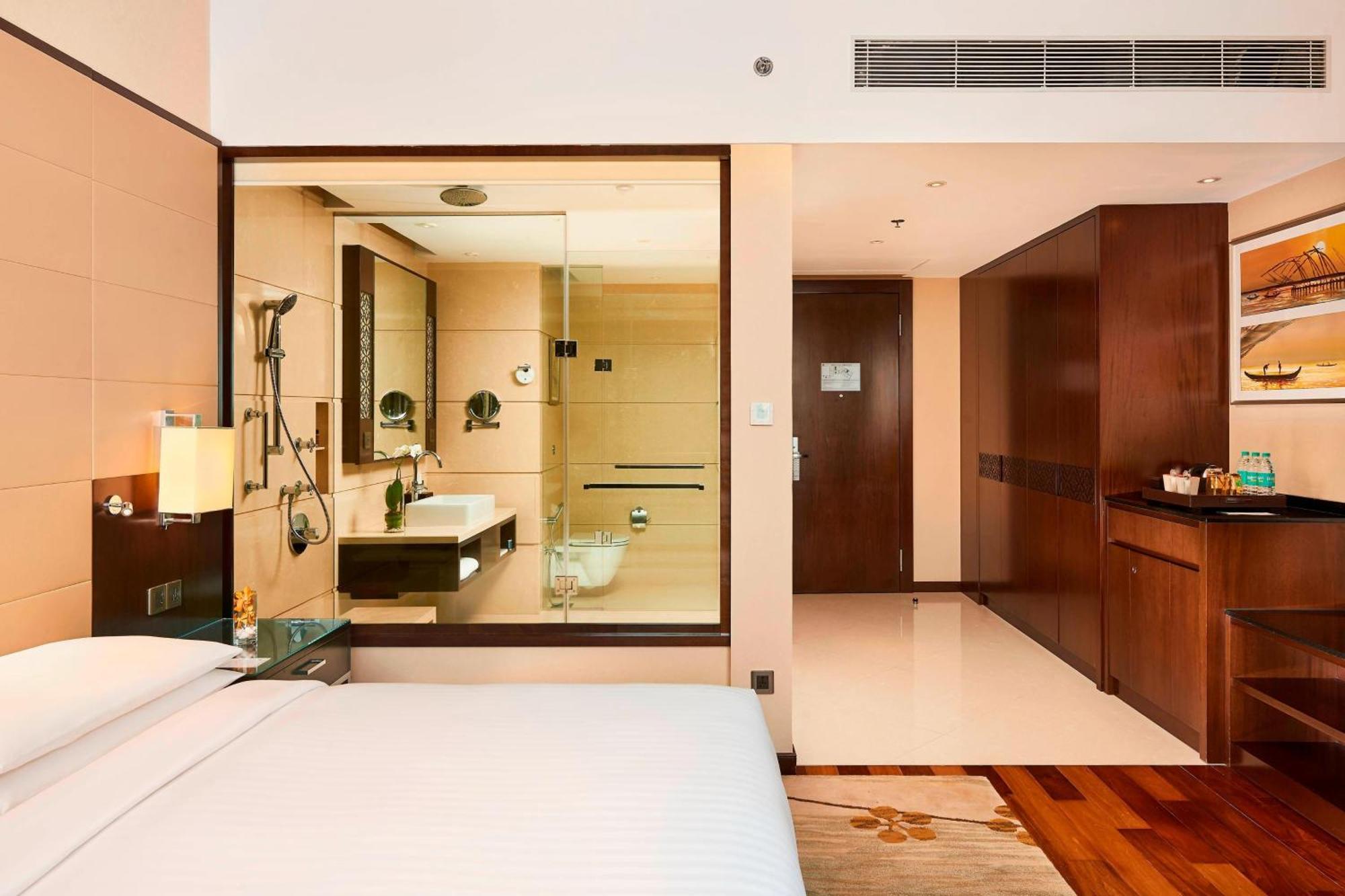 Kochi Marriott Hotel Kültér fotó A room at the hotel