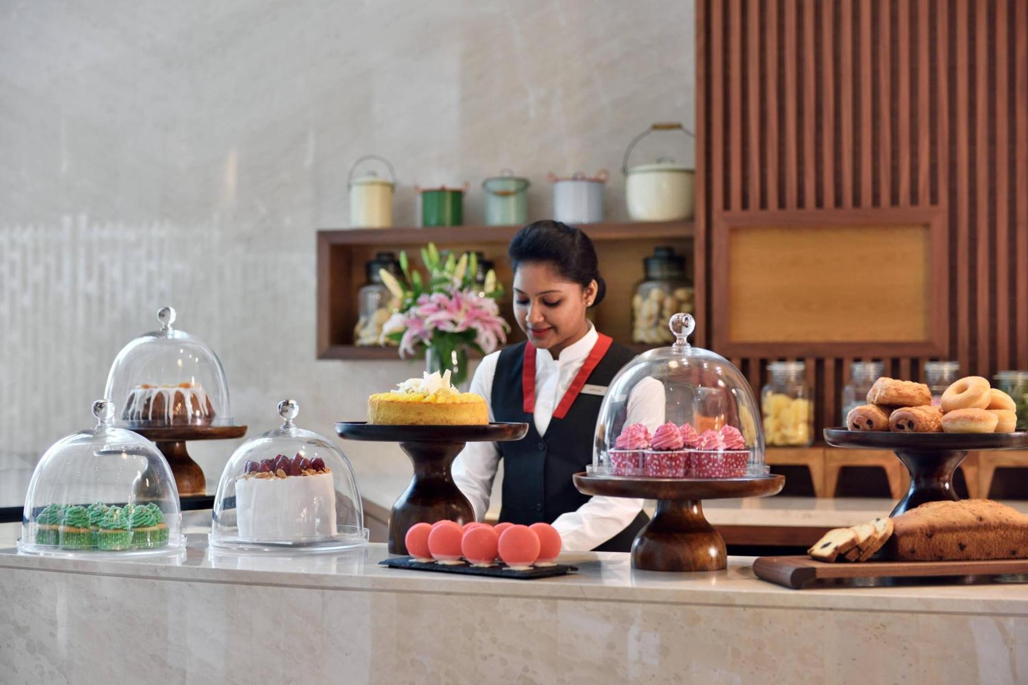 Kochi Marriott Hotel Kültér fotó A pastry chef at work