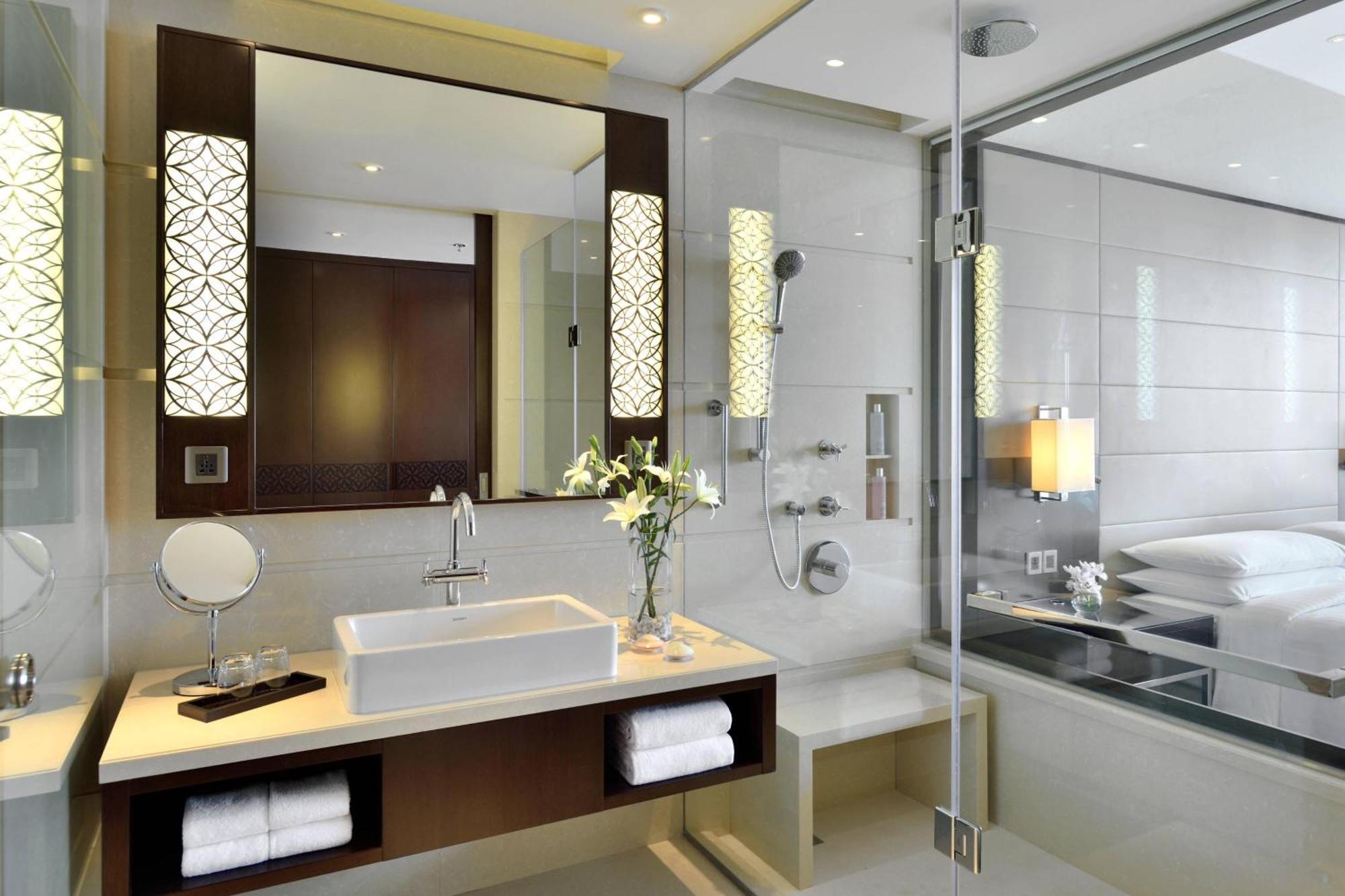 Kochi Marriott Hotel Kültér fotó Bathroom