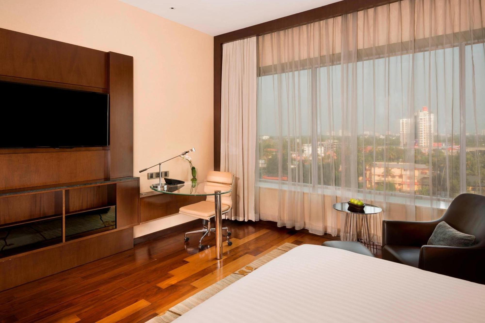 Kochi Marriott Hotel Kültér fotó A room at the hotel