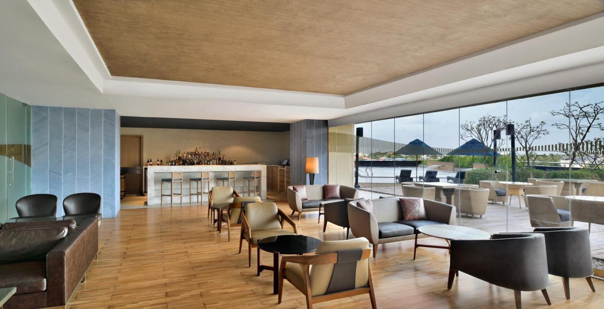 Kochi Marriott Hotel Kültér fotó The Club Lounge at KLIA