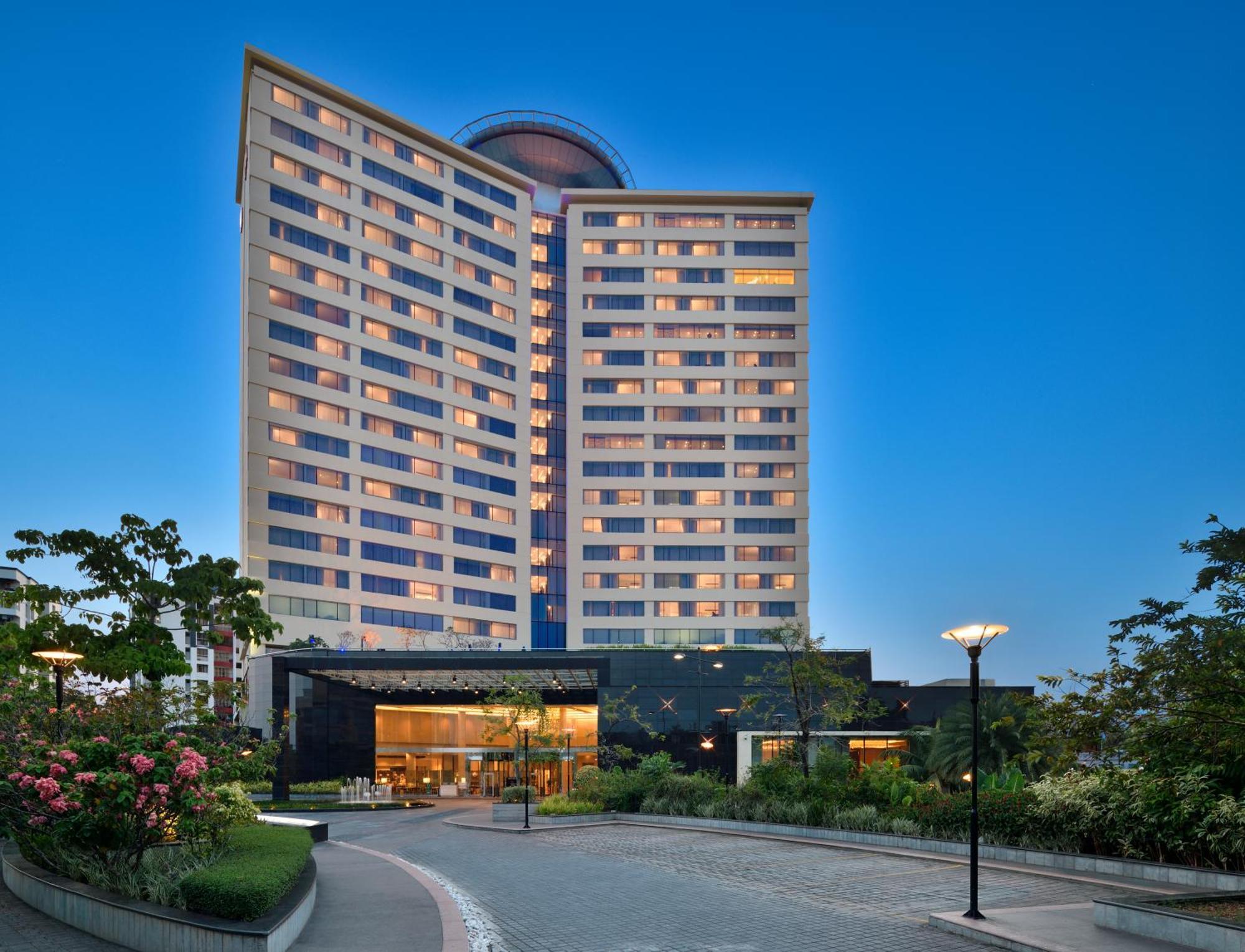 Kochi Marriott Hotel Kültér fotó The hotel in 2016