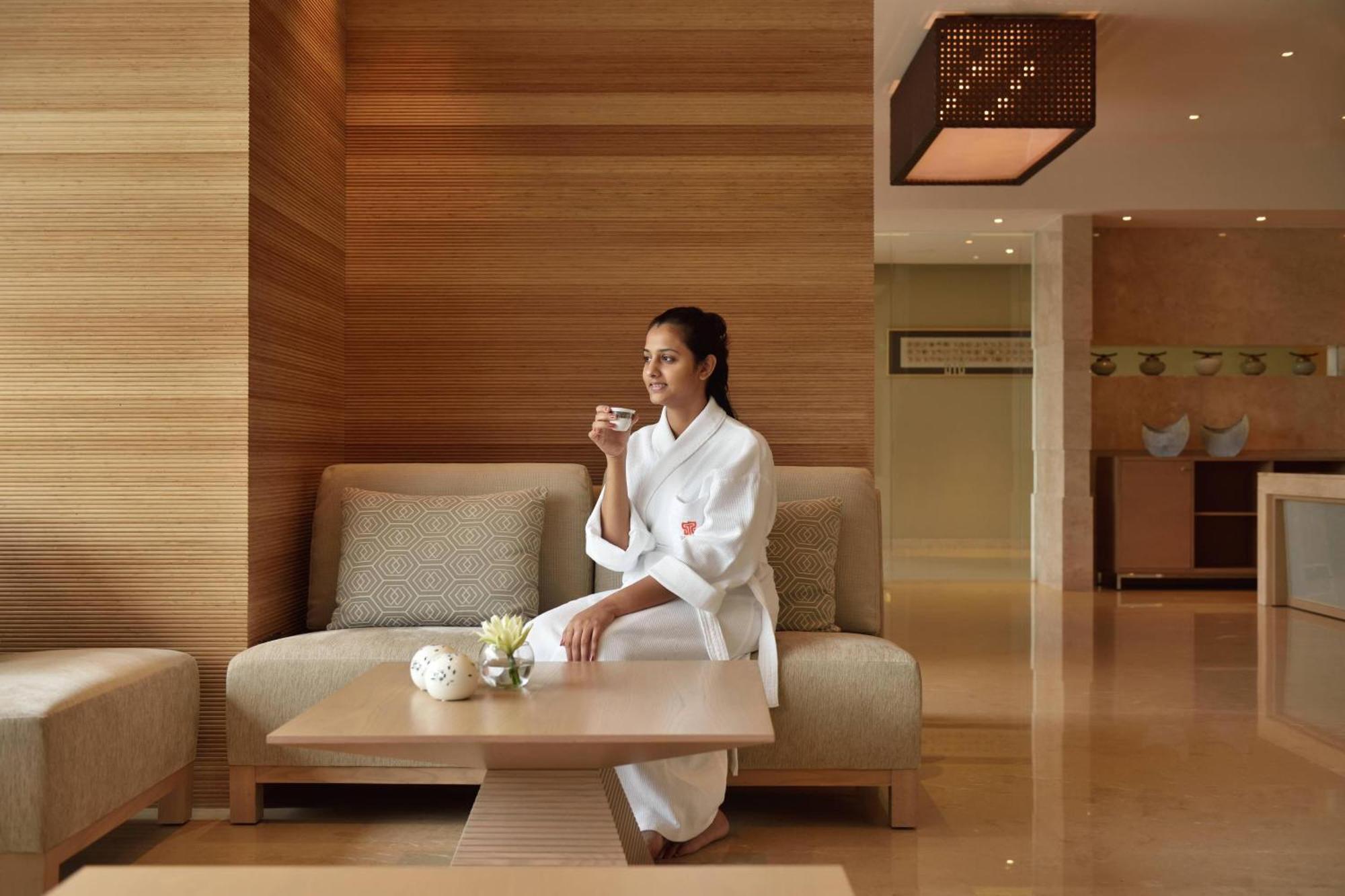 Kochi Marriott Hotel Kültér fotó A guest at the spa