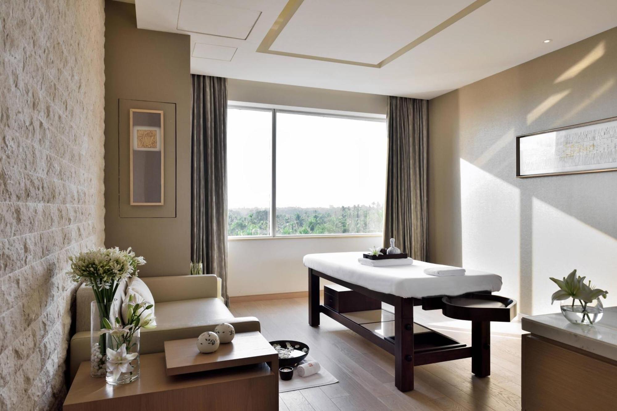 Kochi Marriott Hotel Kültér fotó A massage table in a spa