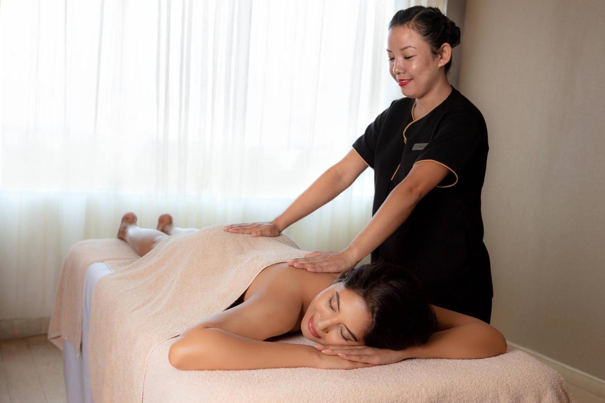 Kochi Marriott Hotel Kültér fotó Thai massage