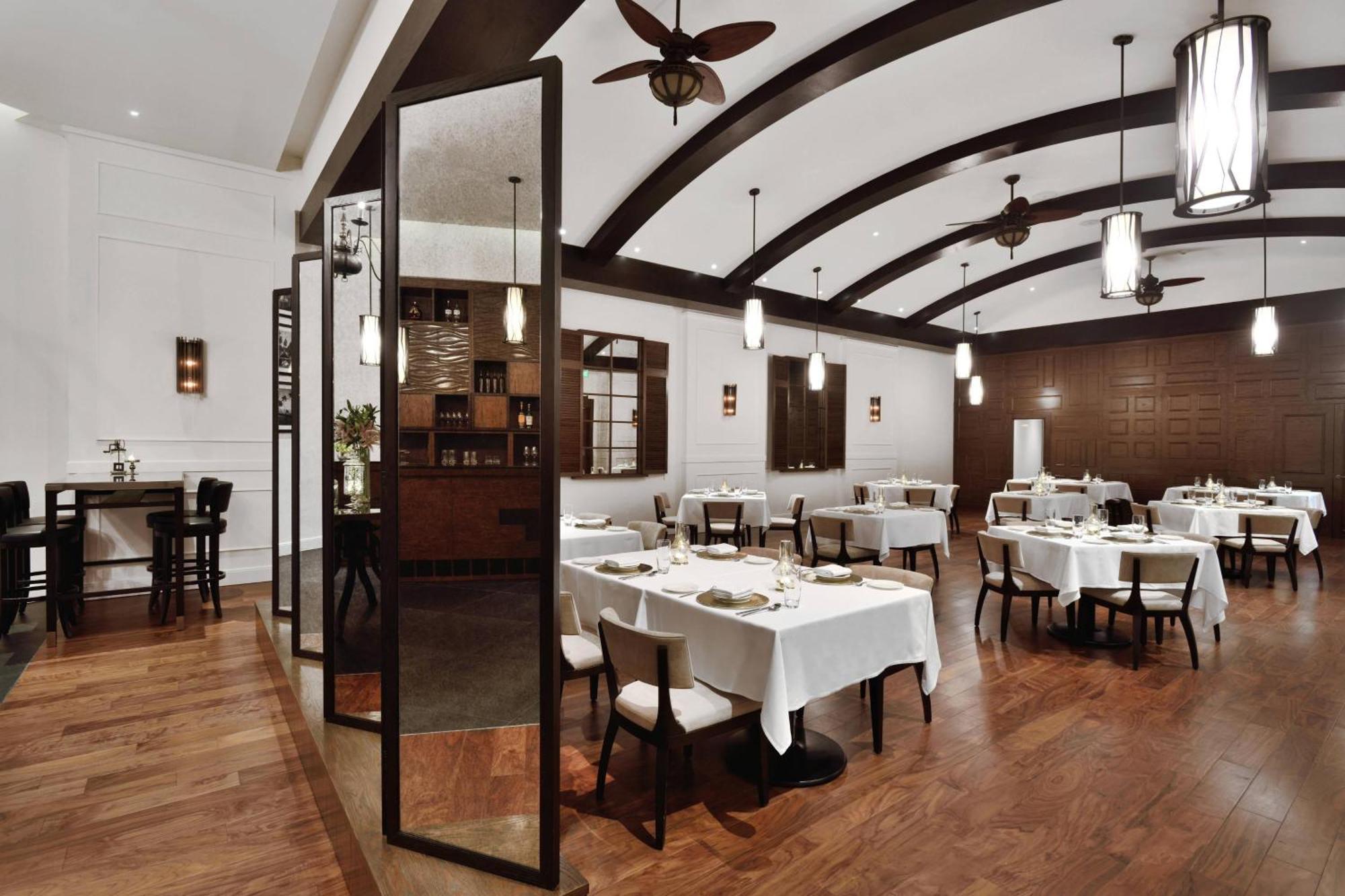 Kochi Marriott Hotel Kültér fotó Interior of the restaurant