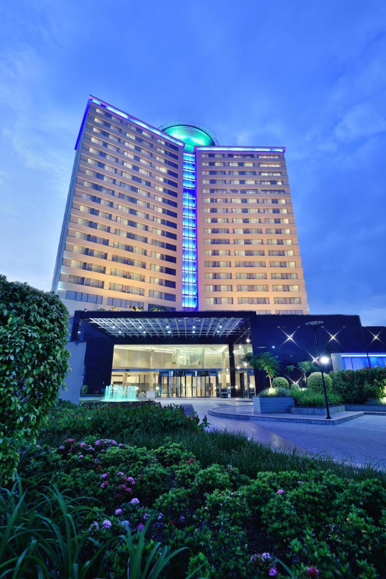 Kochi Marriott Hotel Kültér fotó The hotel in 2016