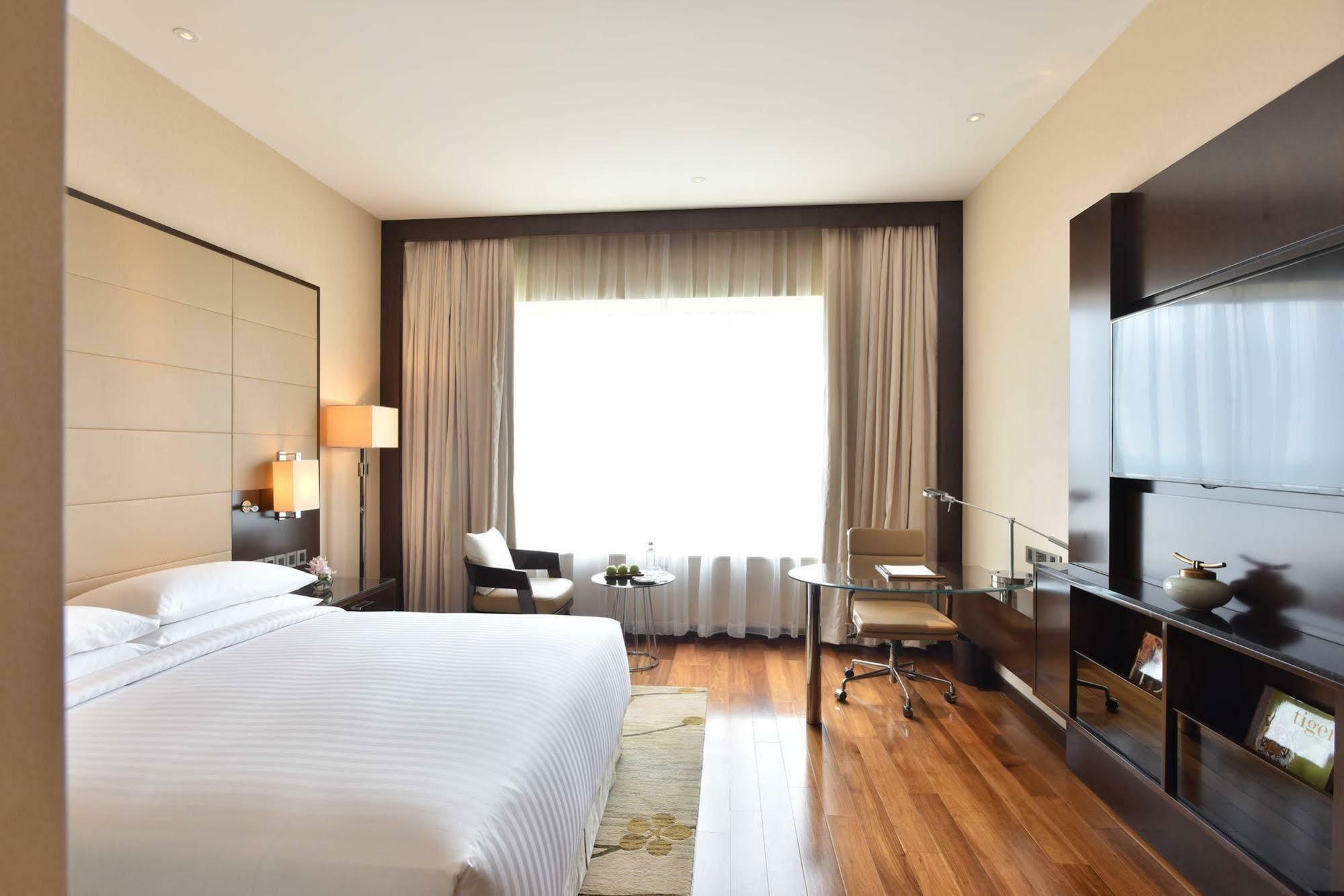 Kochi Marriott Hotel Kültér fotó A room at the Taj Bengal